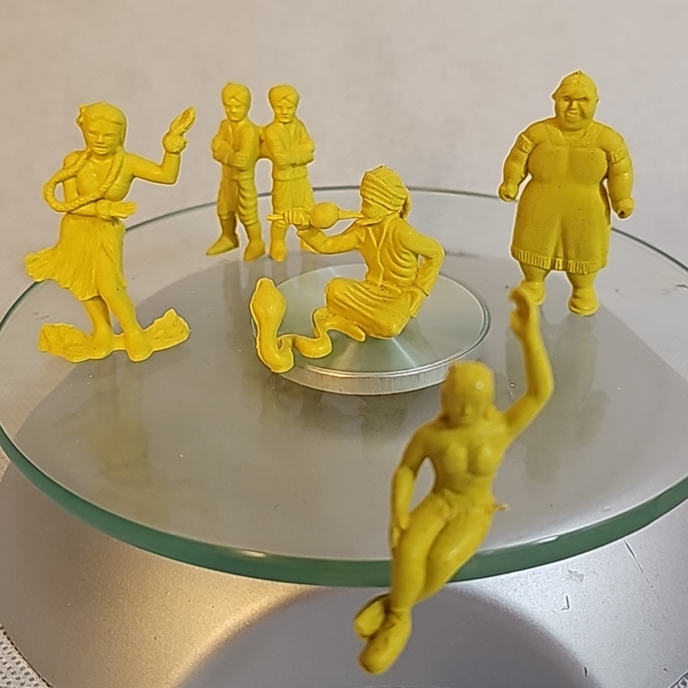 5 pc mini yellow people figures for your pocket, game pcs?